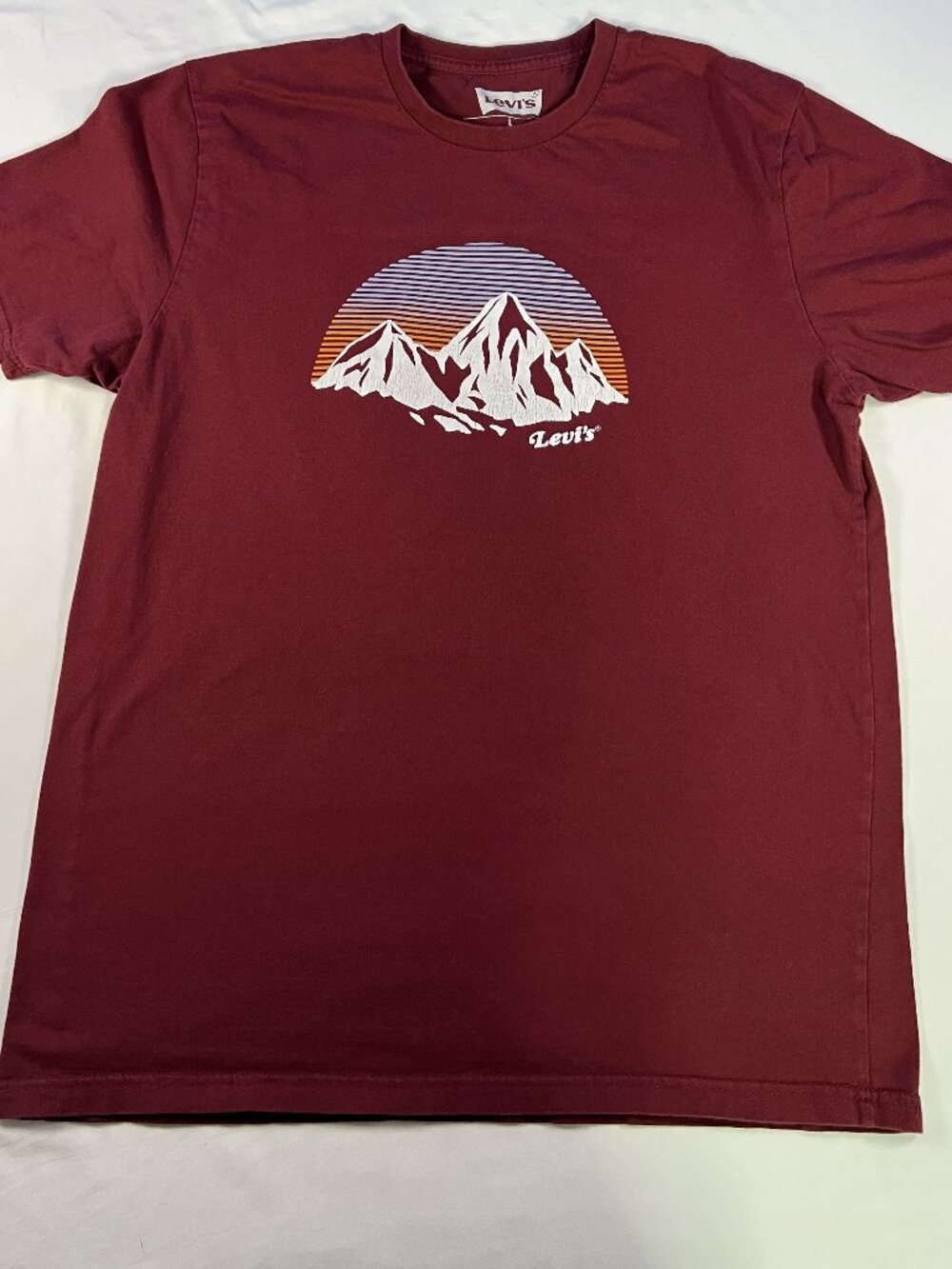 Levi’s Maroon T-Shirt Large with Levi Logo & Mountains